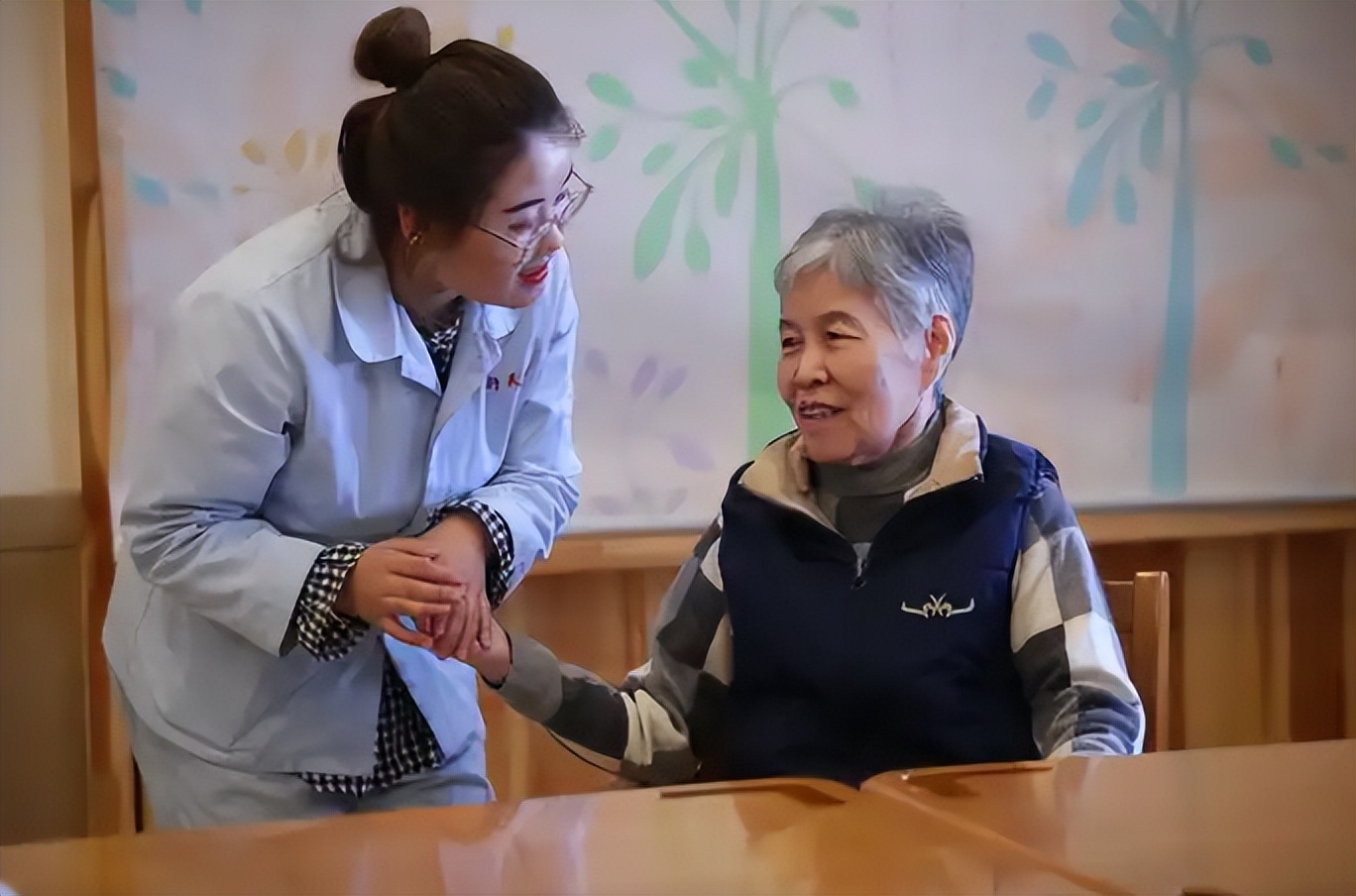 四川重磅新政：养老护理员最高可领 2 万元入职补贴！全国政策加码，缺口 500 万，考证就业正当时
